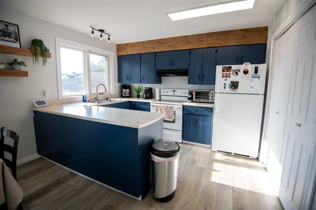 10105 102 Street, La Crete, AB - Indoor Photo Showing Kitchen With Double Sink