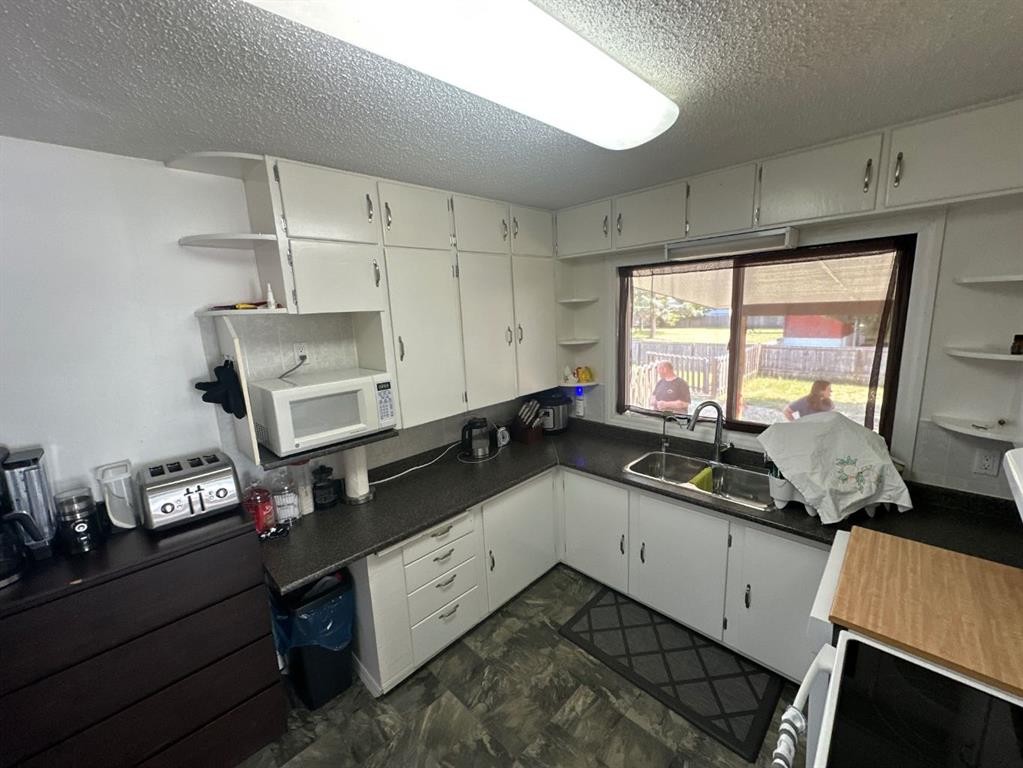 4718 49 Avenue, Grimshaw, AB - Indoor Photo Showing Kitchen With Double Sink