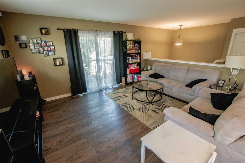 A&B-10028 104 Avenue, Grande Prairie, AB - Indoor Photo Showing Living Room