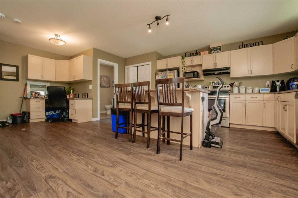 A&B-10028 104 Avenue, Grande Prairie, AB - Indoor Photo Showing Kitchen