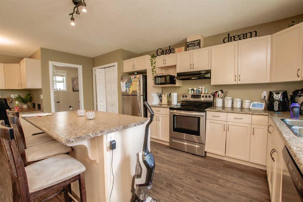 A&B-10028 104 Avenue, Grande Prairie, AB - Indoor Photo Showing Kitchen