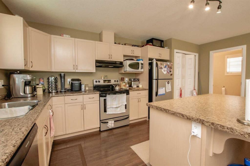A&B-10028 104 Avenue, Grande Prairie, AB - Indoor Photo Showing Kitchen
