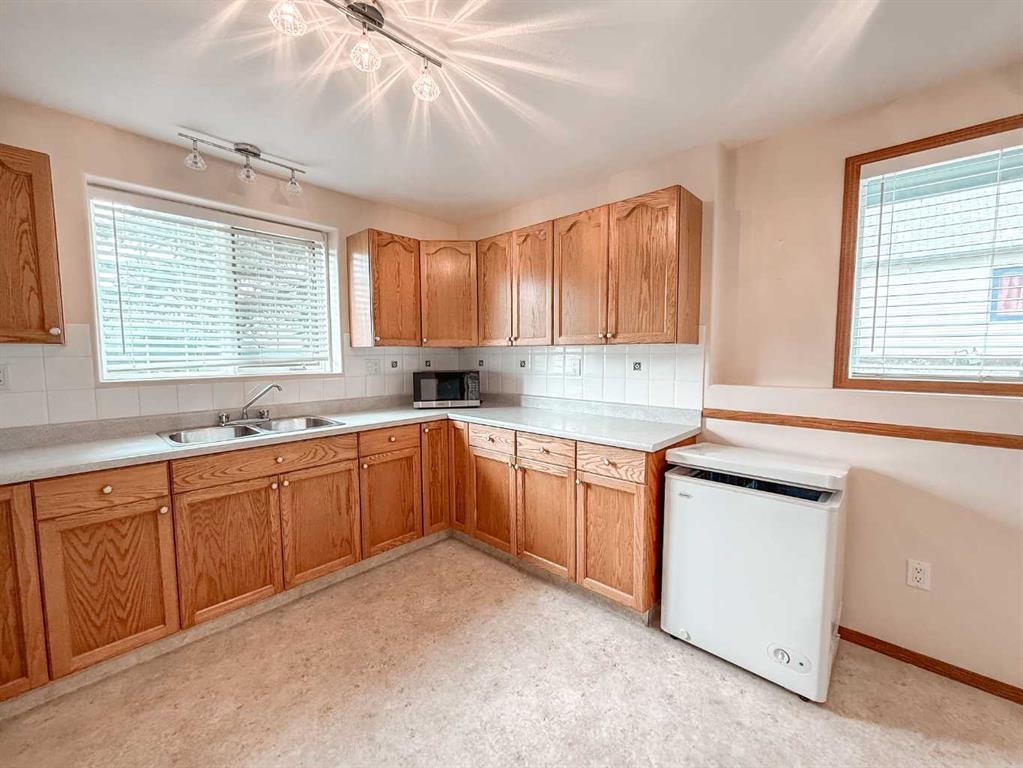 3-1006 3 Avenue, Beaverlodge, AB - Indoor Photo Showing Kitchen With Double Sink