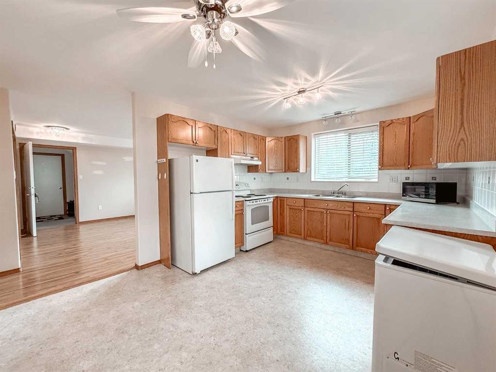 3-1006 3 Avenue, Beaverlodge, AB - Indoor Photo Showing Kitchen With Double Sink