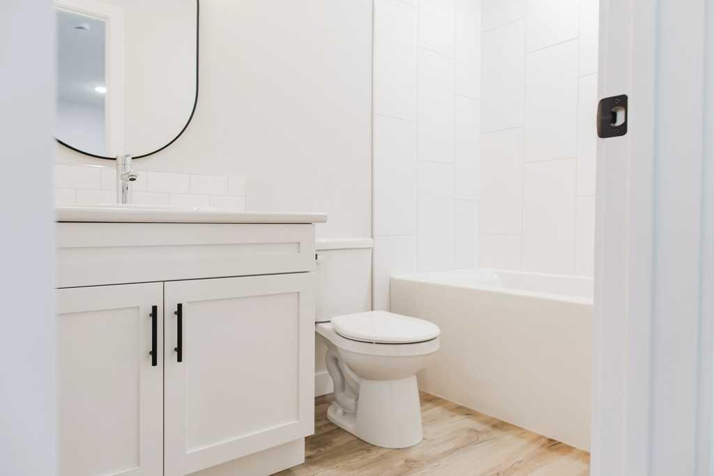 9560 114 Avenue, Clairmont, AB - Indoor Photo Showing Bathroom