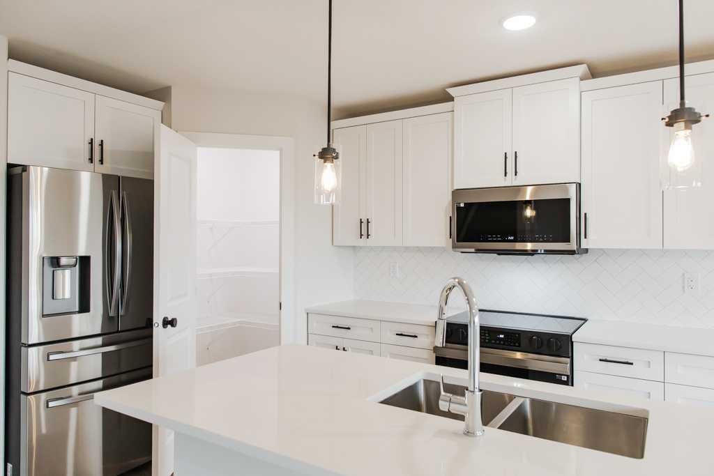 9560 114 Avenue, Clairmont, AB - Indoor Photo Showing Kitchen With Double Sink With Upgraded Kitchen