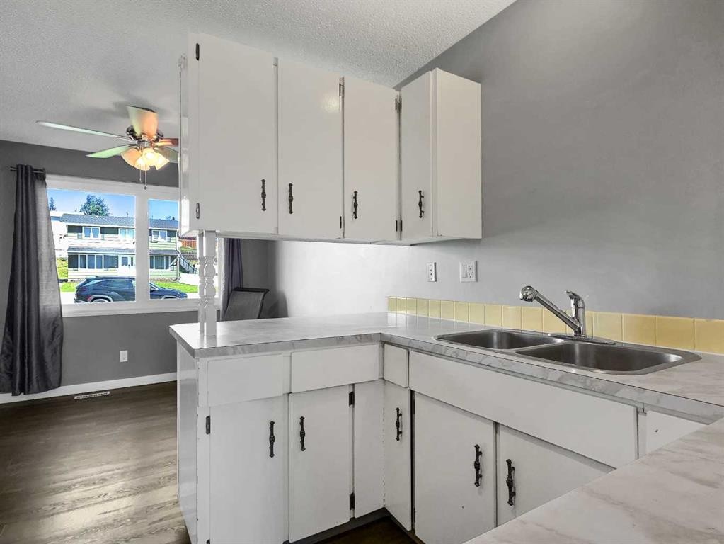 98 97 Avenue, Grande Cache, AB - Indoor Photo Showing Kitchen With Double Sink