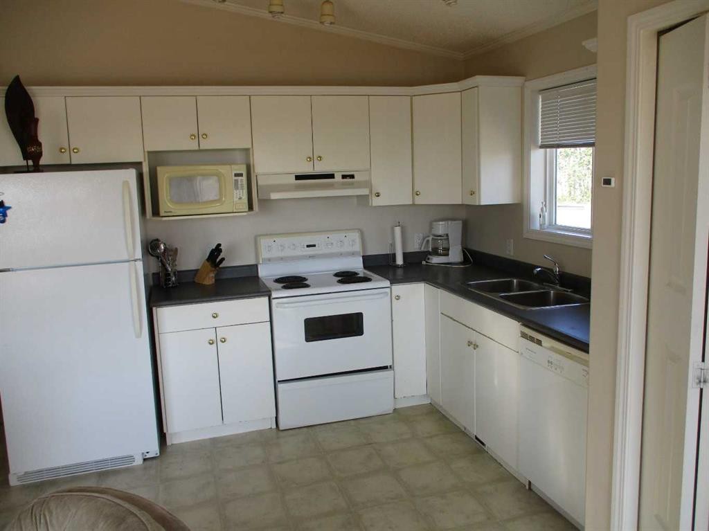 804 2Nd Street Nw, Manning, AB - Indoor Photo Showing Kitchen With Double Sink
