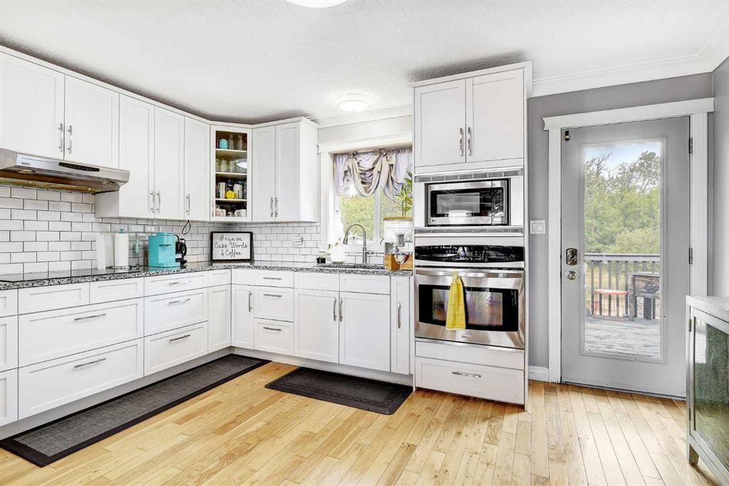 1101 Redlow Drive, Beaverlodge, AB - Indoor Photo Showing Kitchen With Upgraded Kitchen
