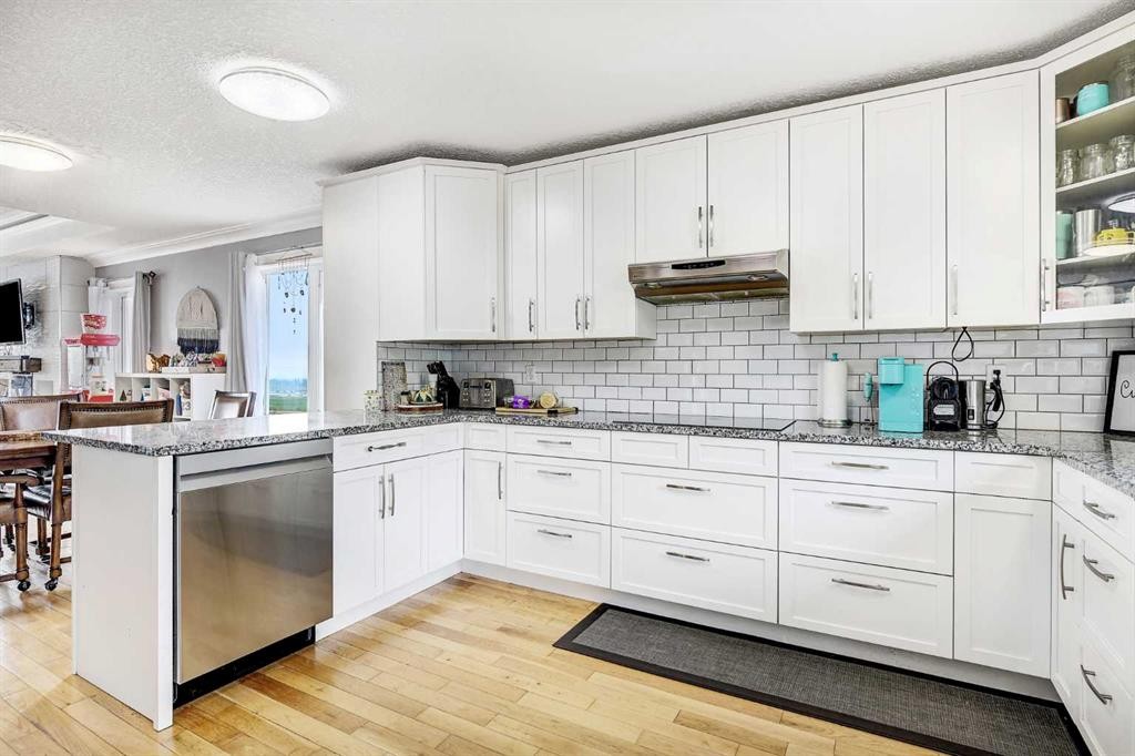 1101 Redlow Drive, Beaverlodge, AB - Indoor Photo Showing Kitchen With Upgraded Kitchen