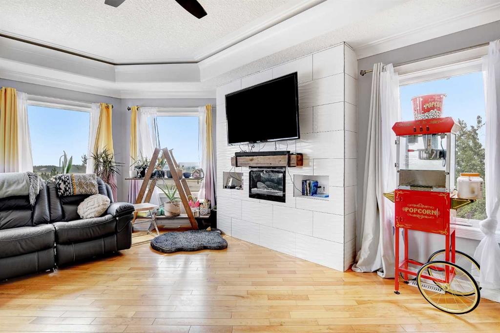 1101 Redlow Drive, Beaverlodge, AB - Indoor Photo Showing Living Room