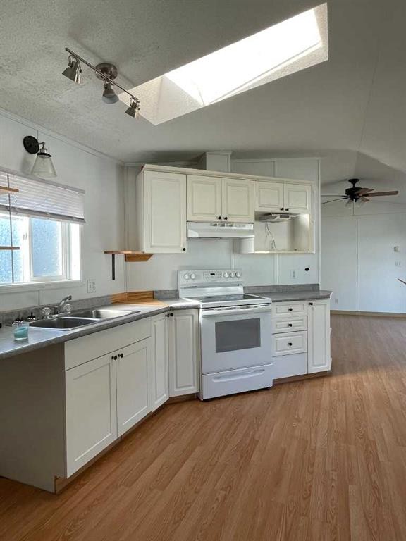 10615 99, High Level, AB - Indoor Photo Showing Kitchen With Double Sink