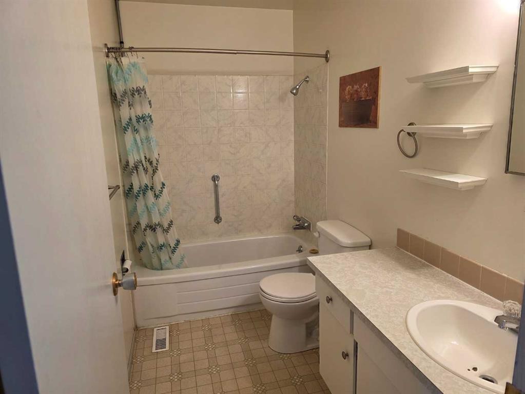27 97 Avenue, Grande Cache, AB - Indoor Photo Showing Bathroom
