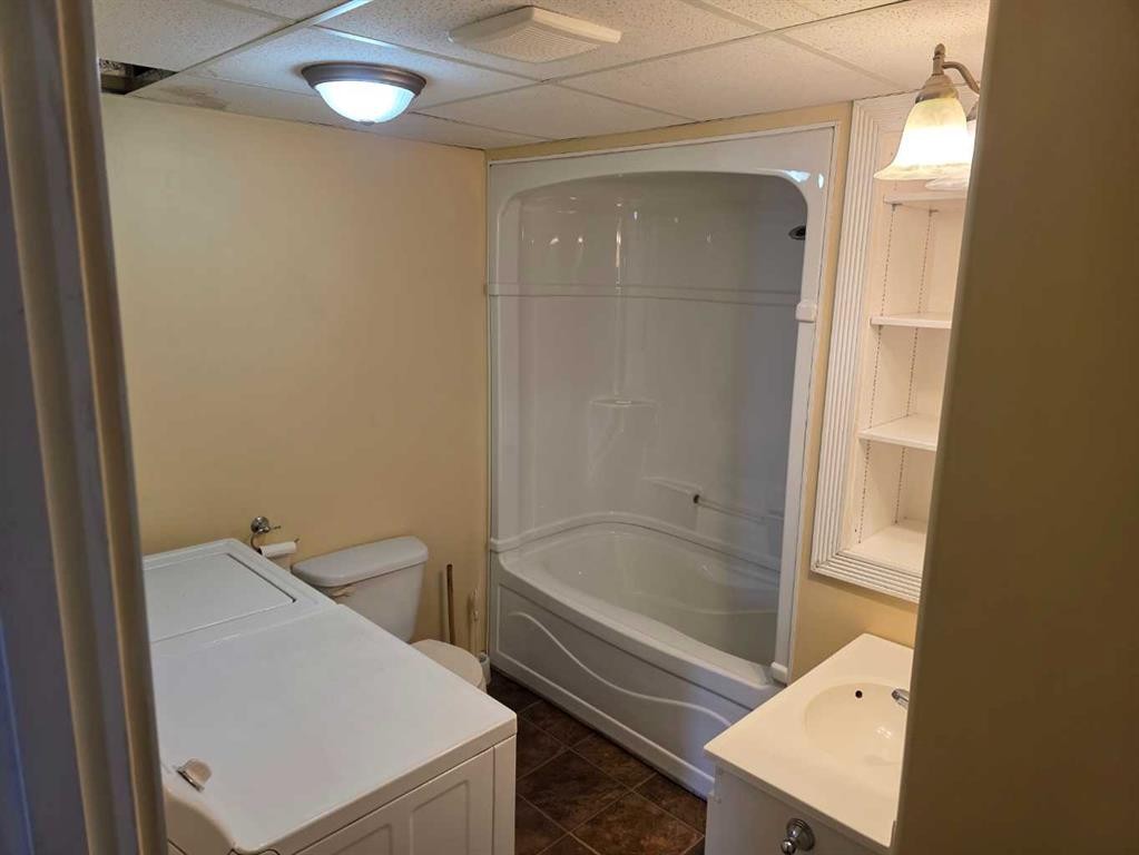 27 97 Avenue, Grande Cache, AB - Indoor Photo Showing Bathroom