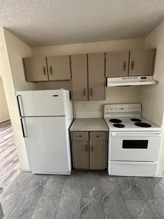 27 97 Avenue, Grande Cache, AB - Indoor Photo Showing Kitchen