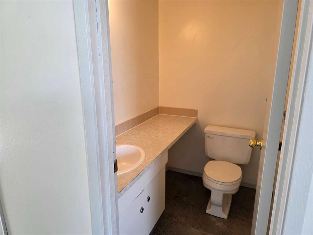 27 97 Avenue, Grande Cache, AB - Indoor Photo Showing Bathroom