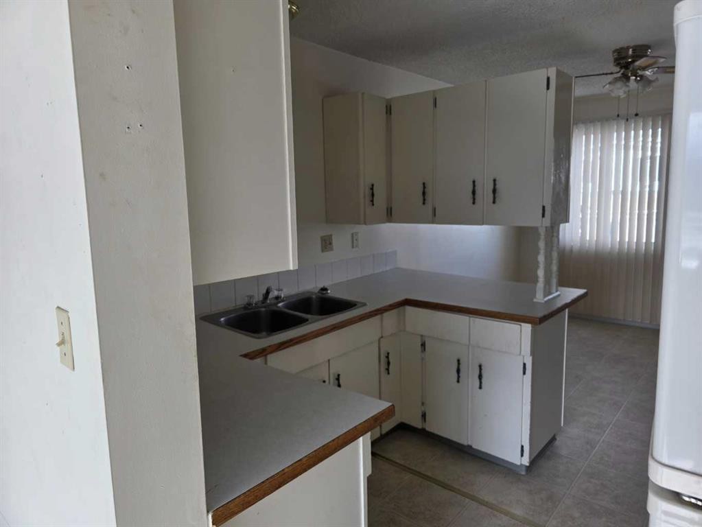107 97 Avenue, Grande Cache, AB - Indoor Photo Showing Kitchen With Double Sink