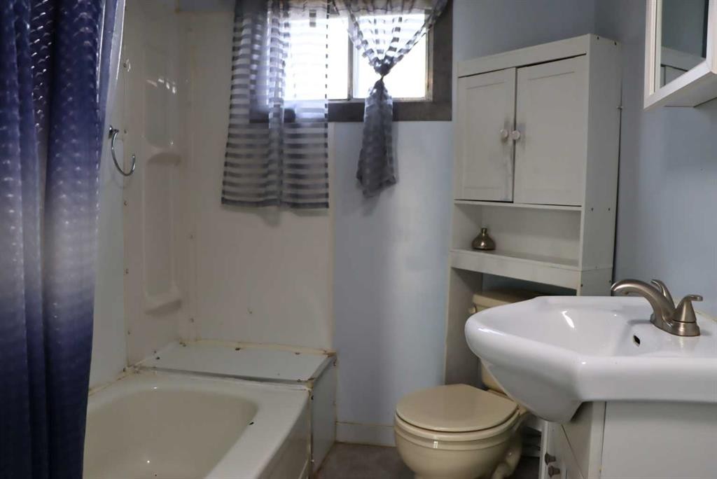 4811 51 Street, Valleyview, AB - Indoor Photo Showing Bathroom