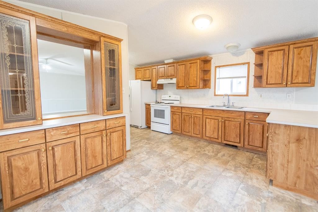 10417 110 Ave, La Crete, AB - Indoor Photo Showing Kitchen With Double Sink