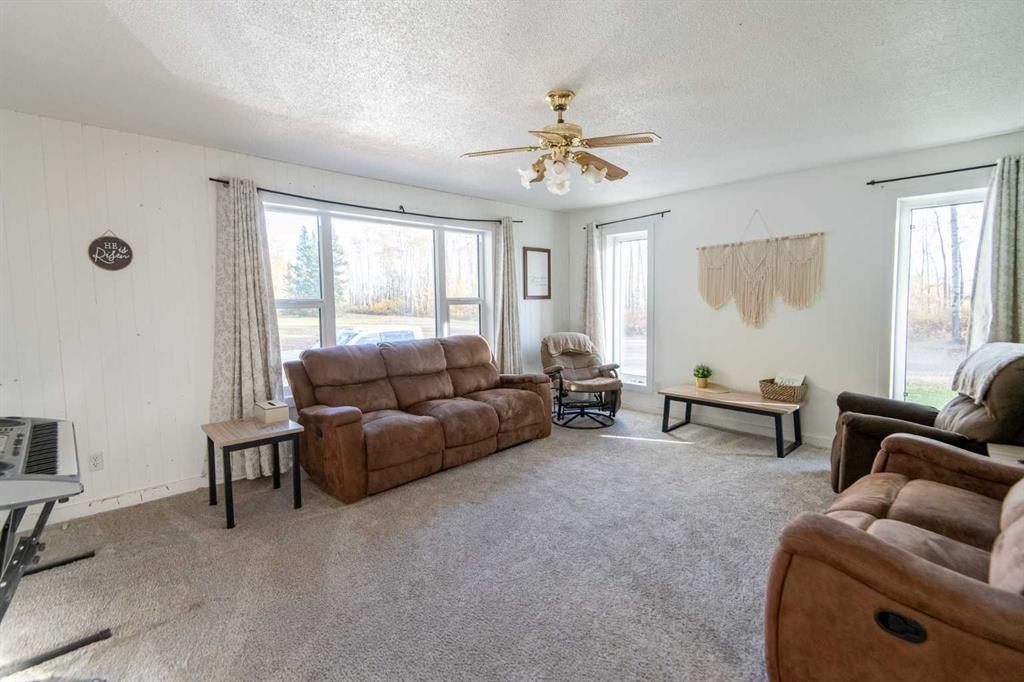 107142 Range Road 135, Rural Mackenzie County, AB - Indoor Photo Showing Living Room