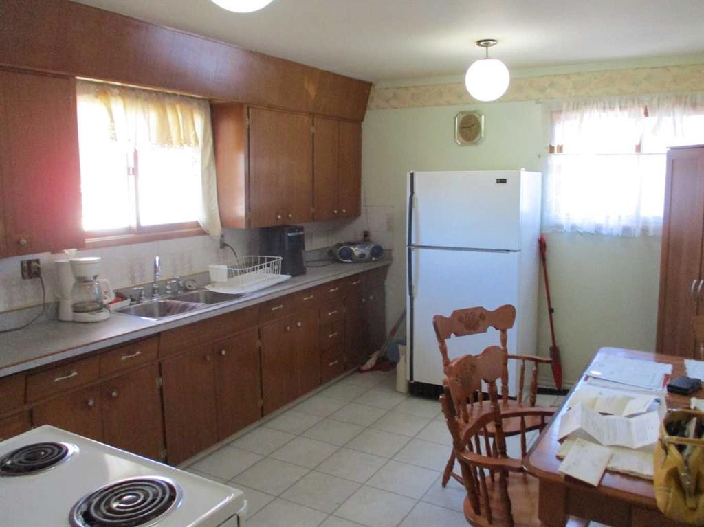 220 2Nd Avenue Sw, Manning, AB - Indoor Photo Showing Kitchen With Double Sink