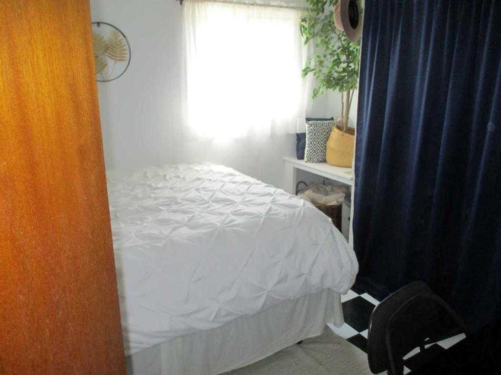 200 6Th Avenue Se, Manning, AB - Indoor Photo Showing Bedroom