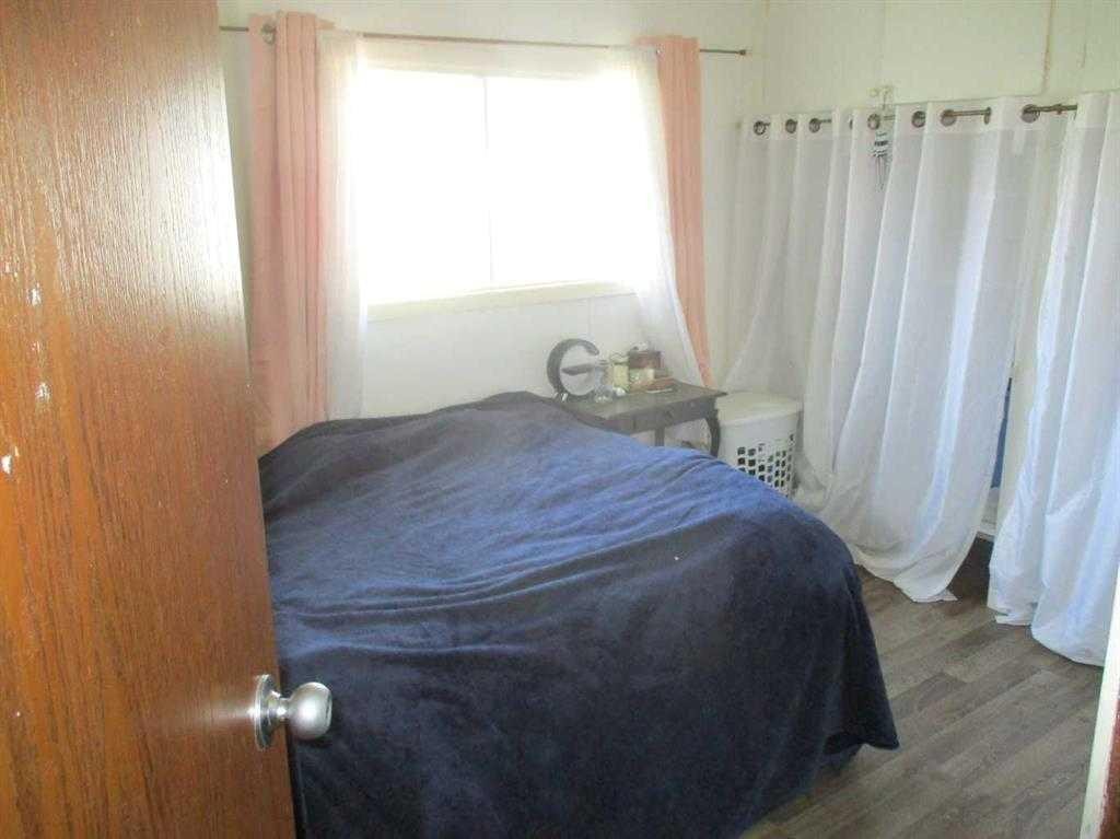 200 6Th Avenue Se, Manning, AB - Indoor Photo Showing Bedroom