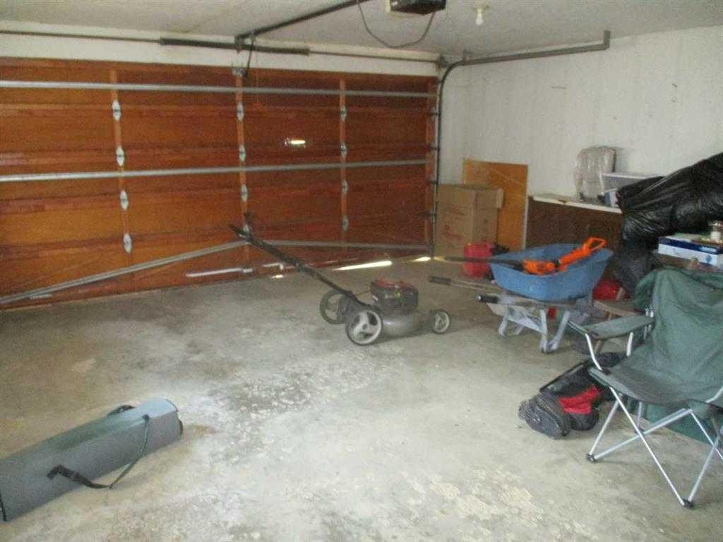 200 6Th Avenue Se, Manning, AB - Indoor Photo Showing Garage