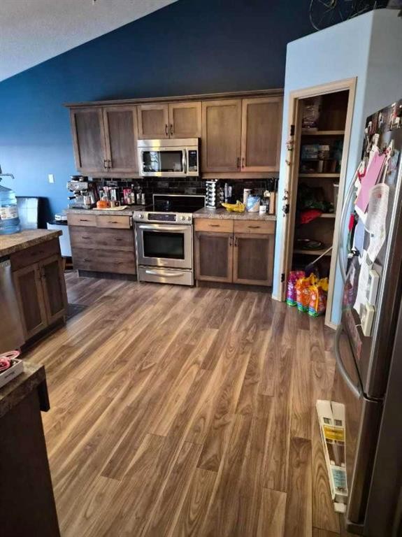 720054 B Range Road 53, Grande Prairie, AB - Indoor Photo Showing Kitchen