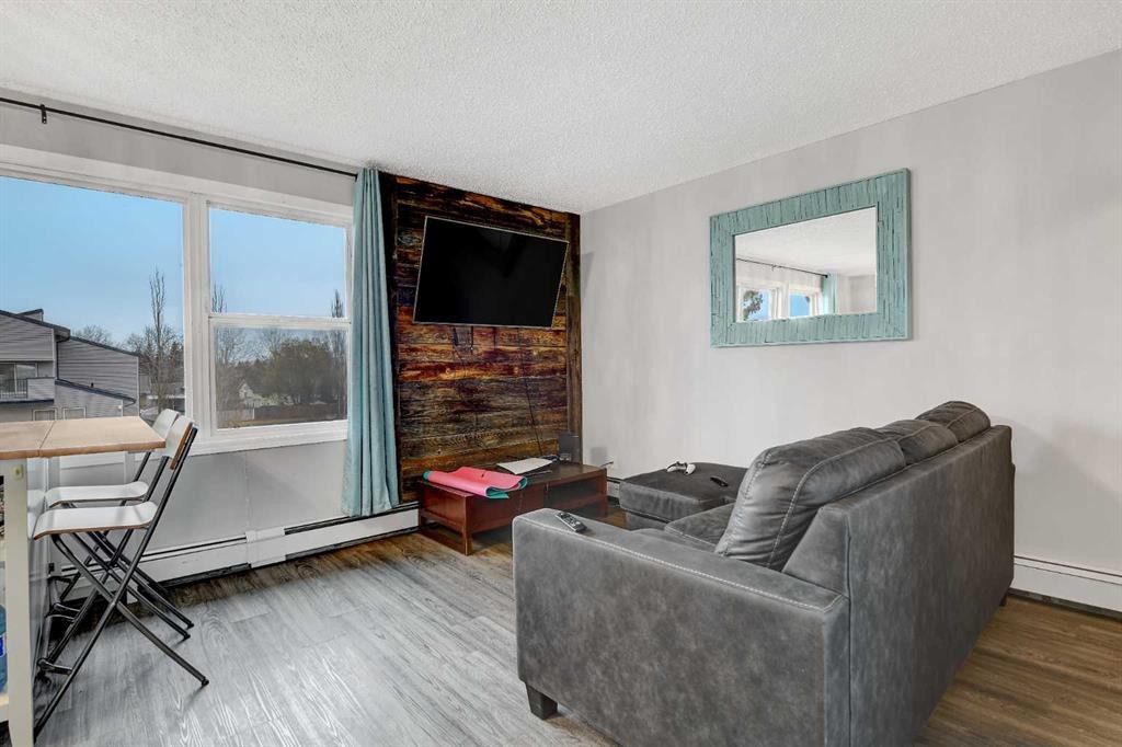 1209-7201 Poplar Drive, Grande Prairie, AB - Indoor Photo Showing Living Room