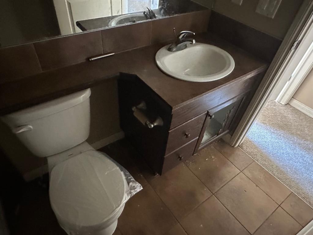 9006 94A Avenue, Grande Prairie, AB - Indoor Photo Showing Bathroom