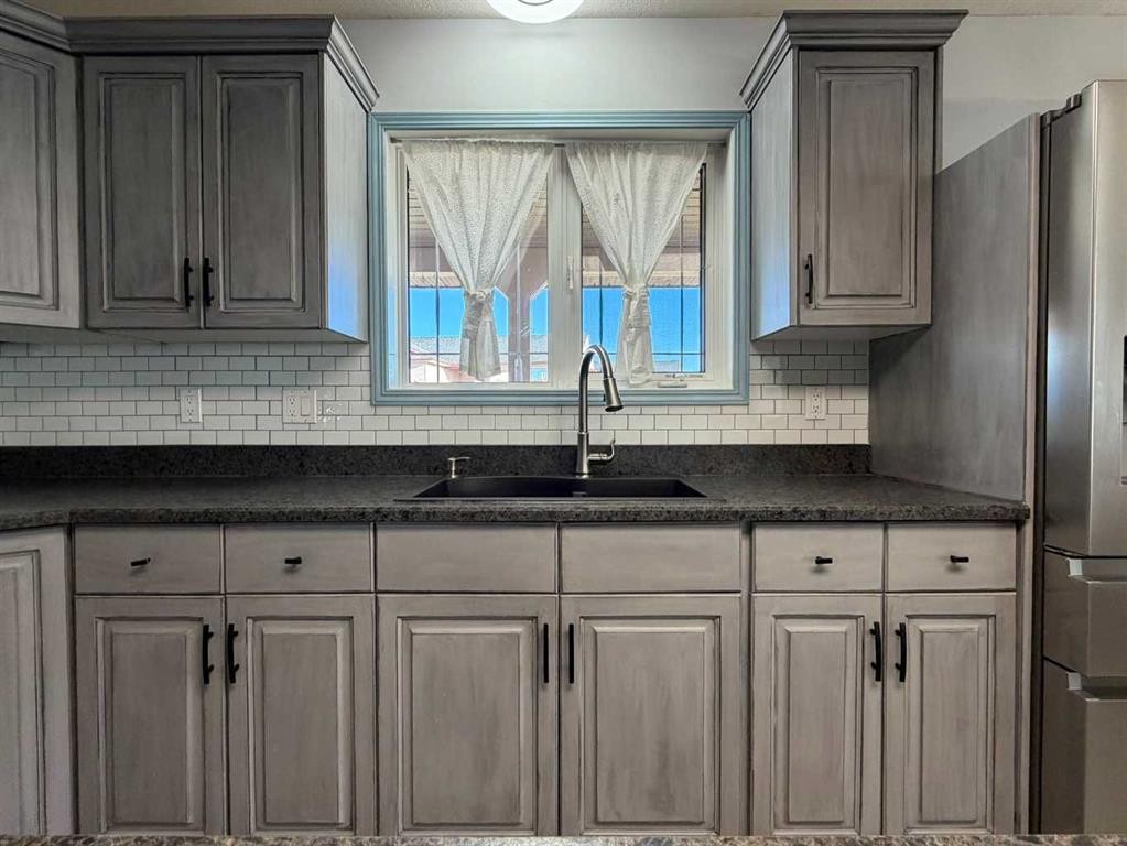 829 Cherry Street, Beaverlodge, AB - Indoor Photo Showing Kitchen