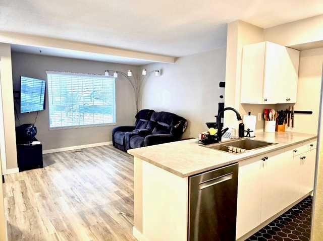 7204 105 Street, Grande Prairie, AB - Indoor Photo Showing Kitchen