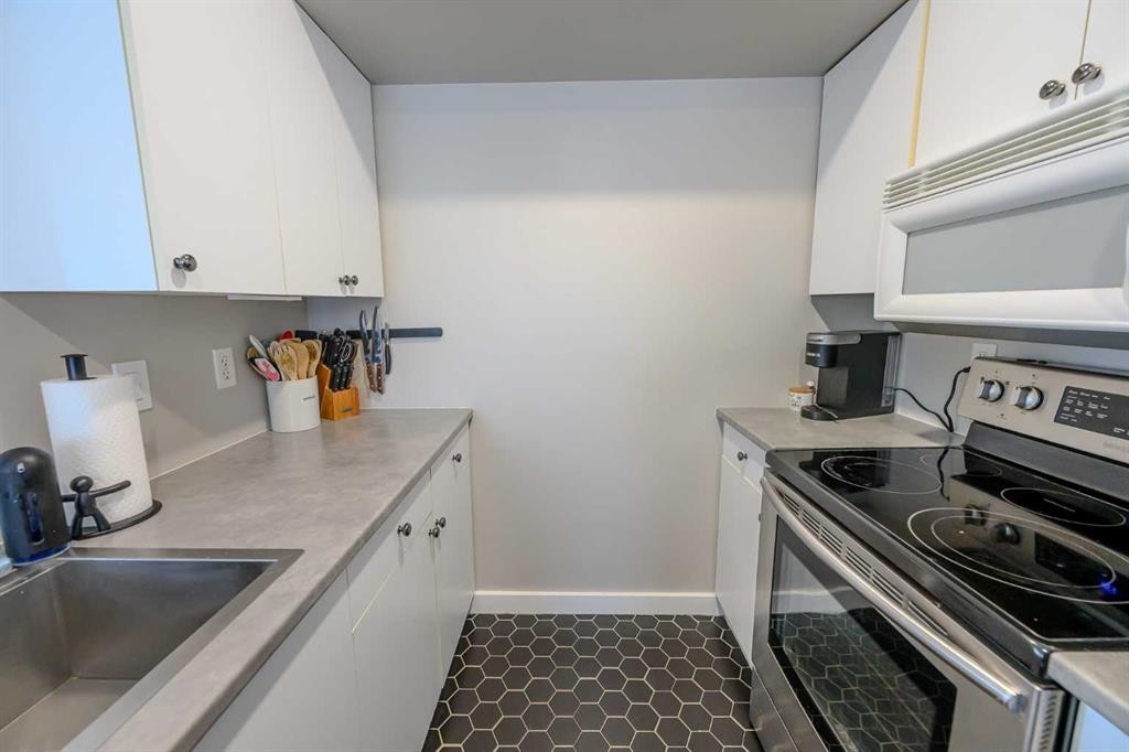 7204 105 Street, Grande Prairie, AB - Indoor Photo Showing Kitchen