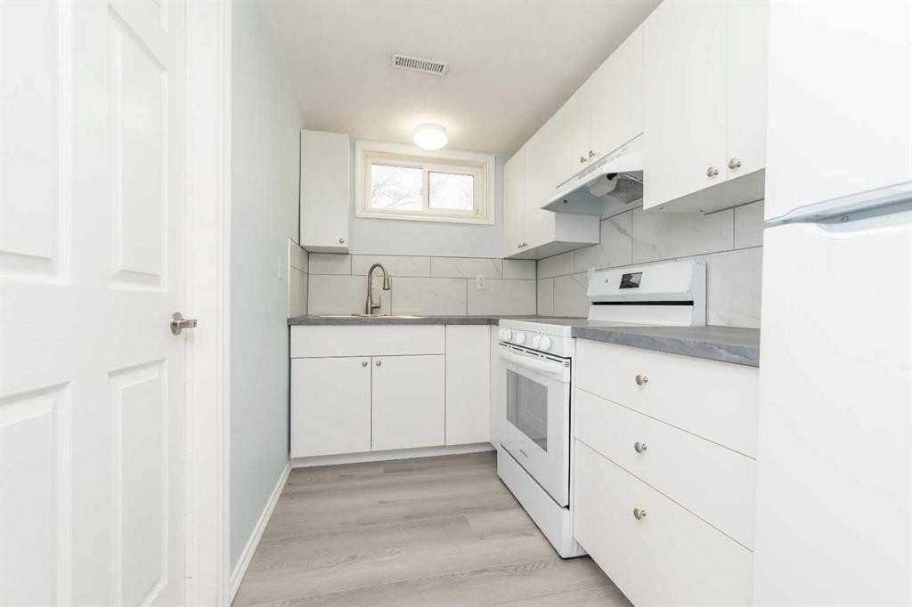 9851 80 Avenue, Grande Prairie, AB - Indoor Photo Showing Kitchen