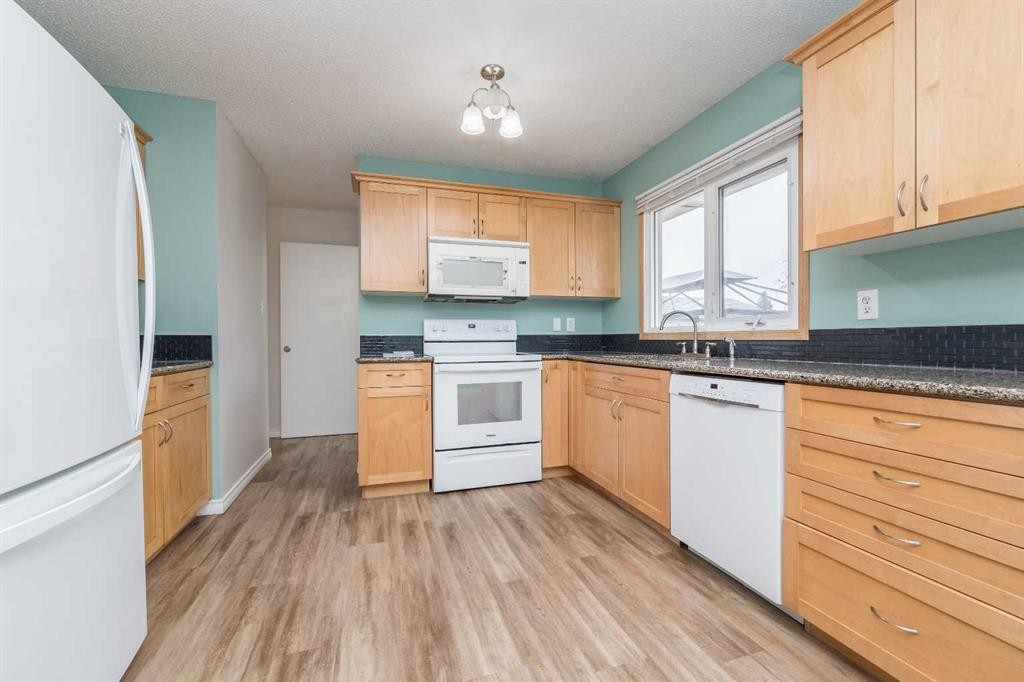 9851 80 Avenue, Grande Prairie, AB - Indoor Photo Showing Kitchen With Double Sink