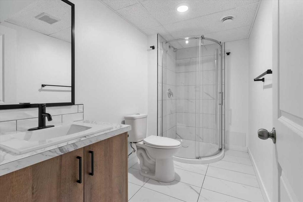 6906 97 Street, Grande Prairie, AB - Indoor Photo Showing Bathroom