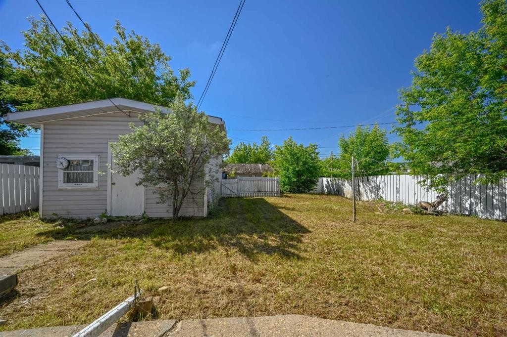 9513 105 Avenue, Grande Prairie, AB - Outdoor