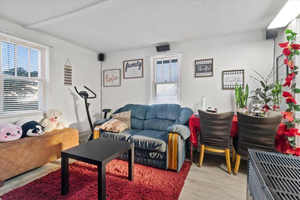 10121-109 Ave Street North, Grande Prairie, AB - Indoor Photo Showing Living Room