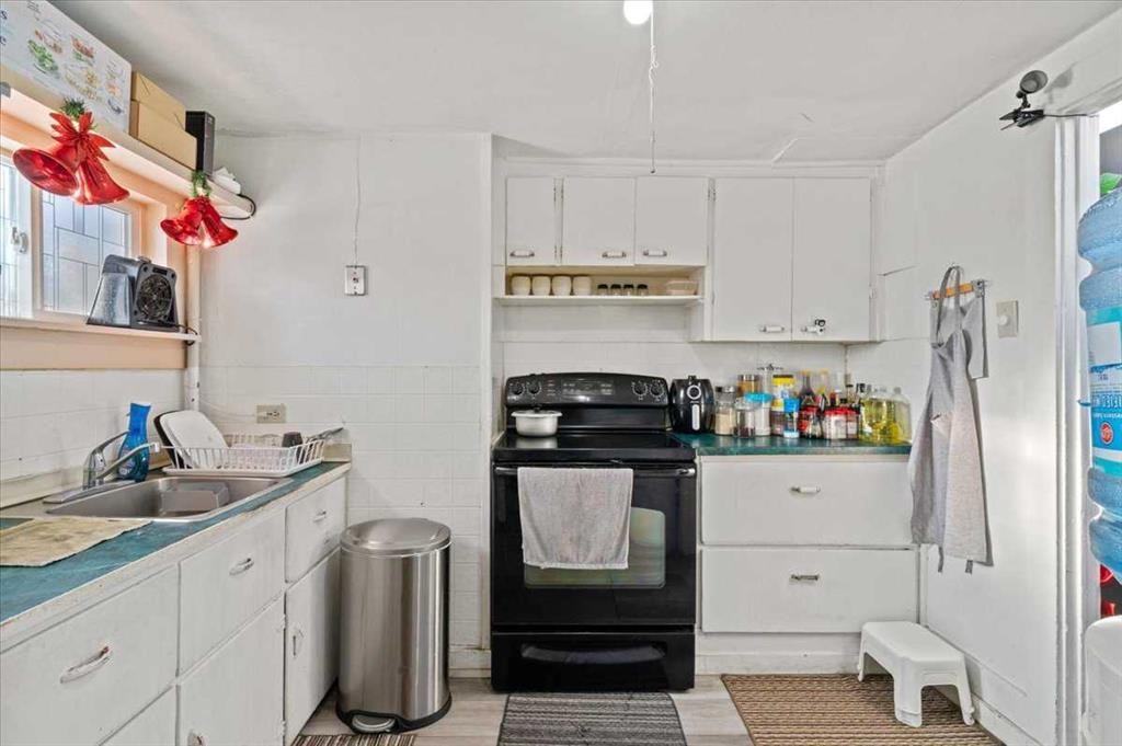 10121-109 Ave Street North, Grande Prairie, AB - Indoor Photo Showing Kitchen