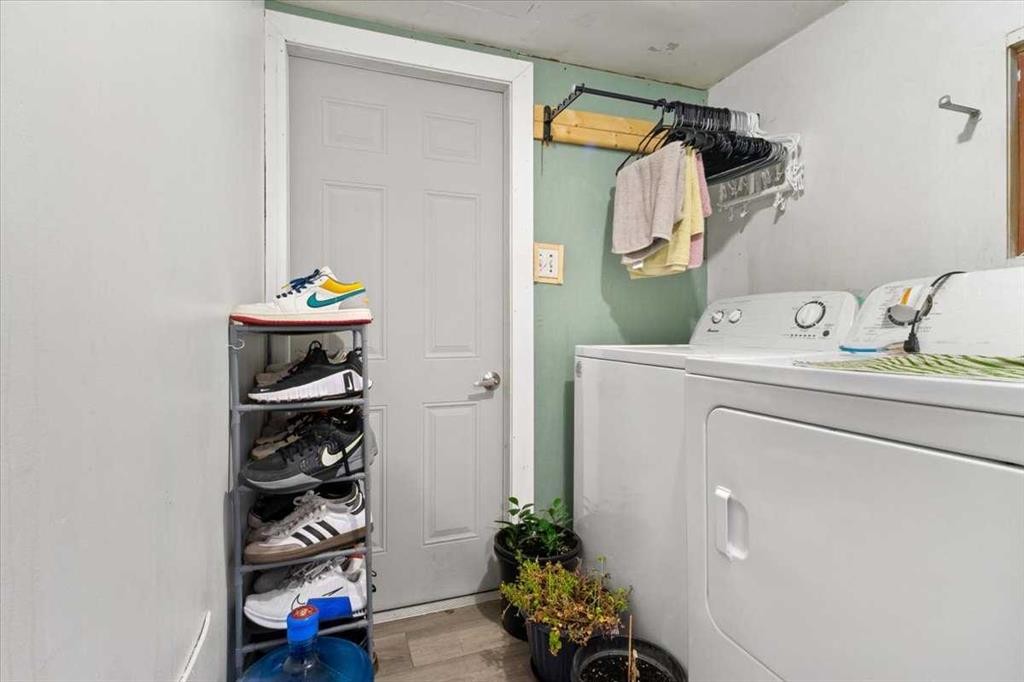 10121-109 Ave Street North, Grande Prairie, AB - Indoor Photo Showing Laundry Room