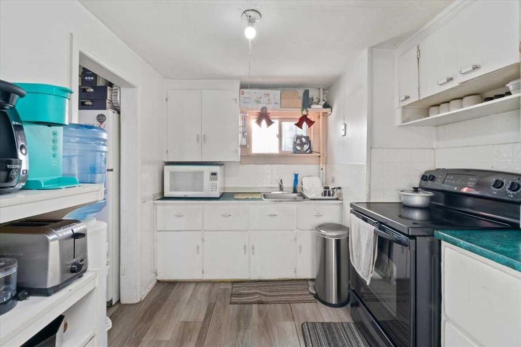 10121-109 Ave Street North, Grande Prairie, AB - Indoor Photo Showing Kitchen