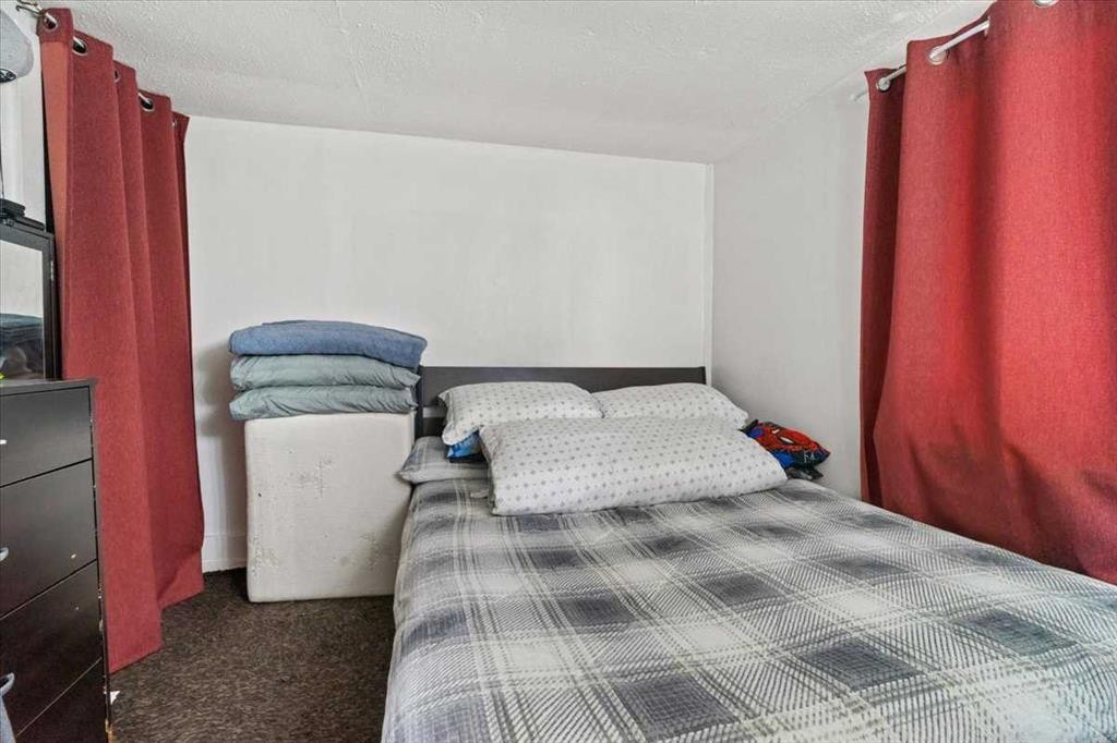 10121-109 Ave Street North, Grande Prairie, AB - Indoor Photo Showing Bedroom