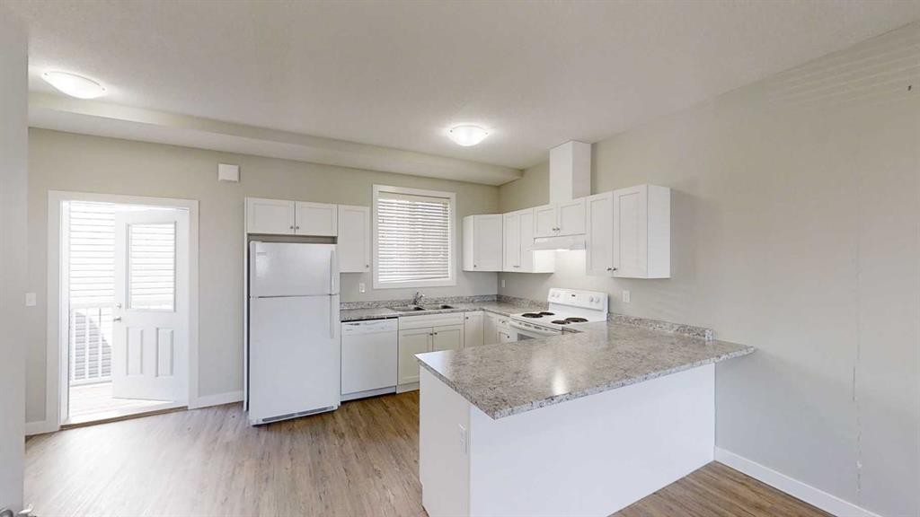 9503 112 Avenue, Clairmont, AB - Indoor Photo Showing Kitchen