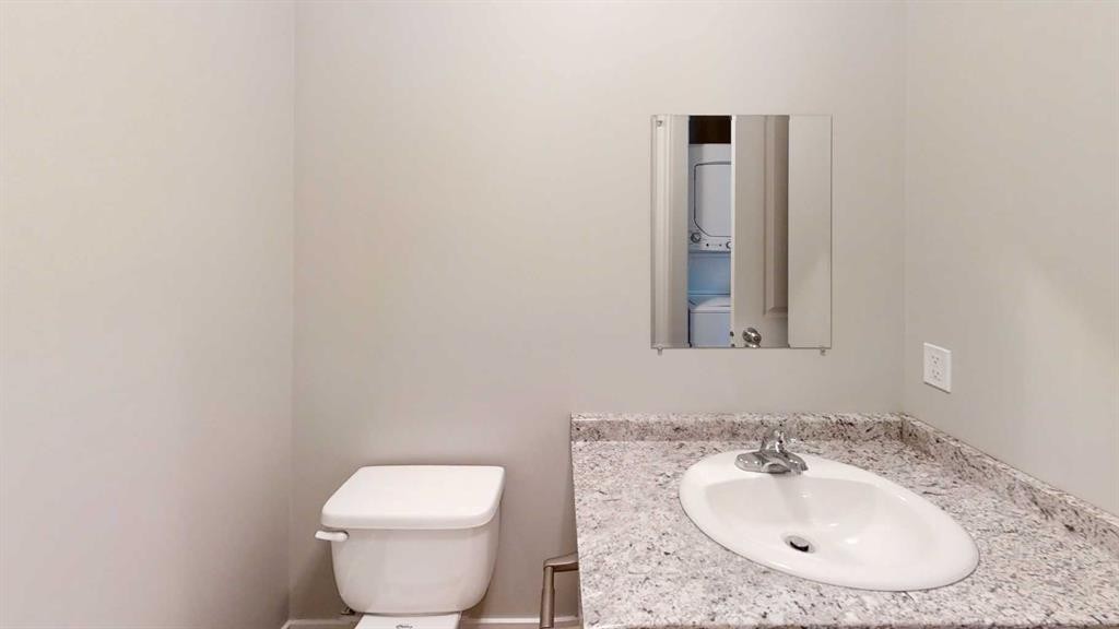 9503 112 Avenue, Clairmont, AB - Indoor Photo Showing Bathroom