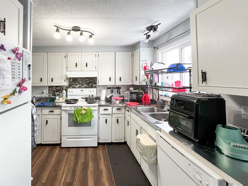 4919 1 Street, Donnelly, AB - Indoor Photo Showing Kitchen With Double Sink