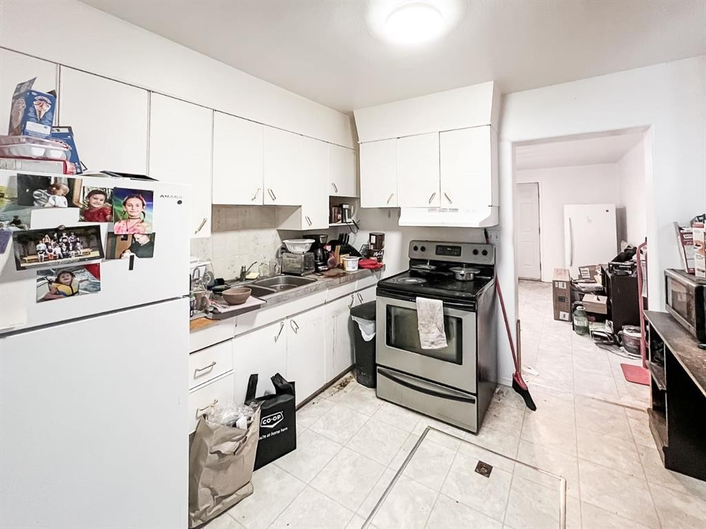 4824 3 Street, Donnelly, AB - Indoor Photo Showing Kitchen With Double Sink