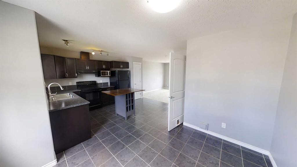 129-9105 91 Street, Grande Prairie, AB - Indoor Photo Showing Kitchen