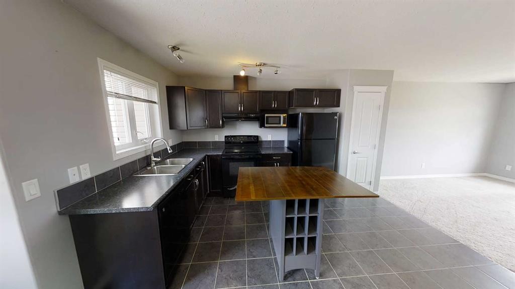 129-9105 91 Street, Grande Prairie, AB - Indoor Photo Showing Kitchen With Double Sink