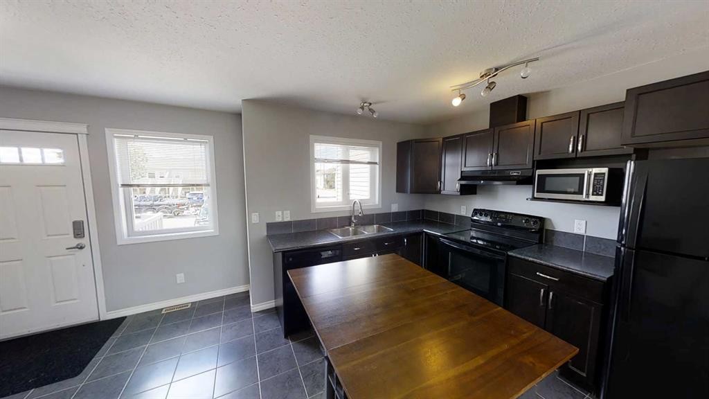 129-9105 91 Street, Grande Prairie, AB - Indoor Photo Showing Kitchen